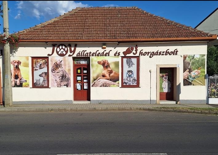 A tokaji JOY Állateledel és Horgászbolt valódi utcai homlokzata